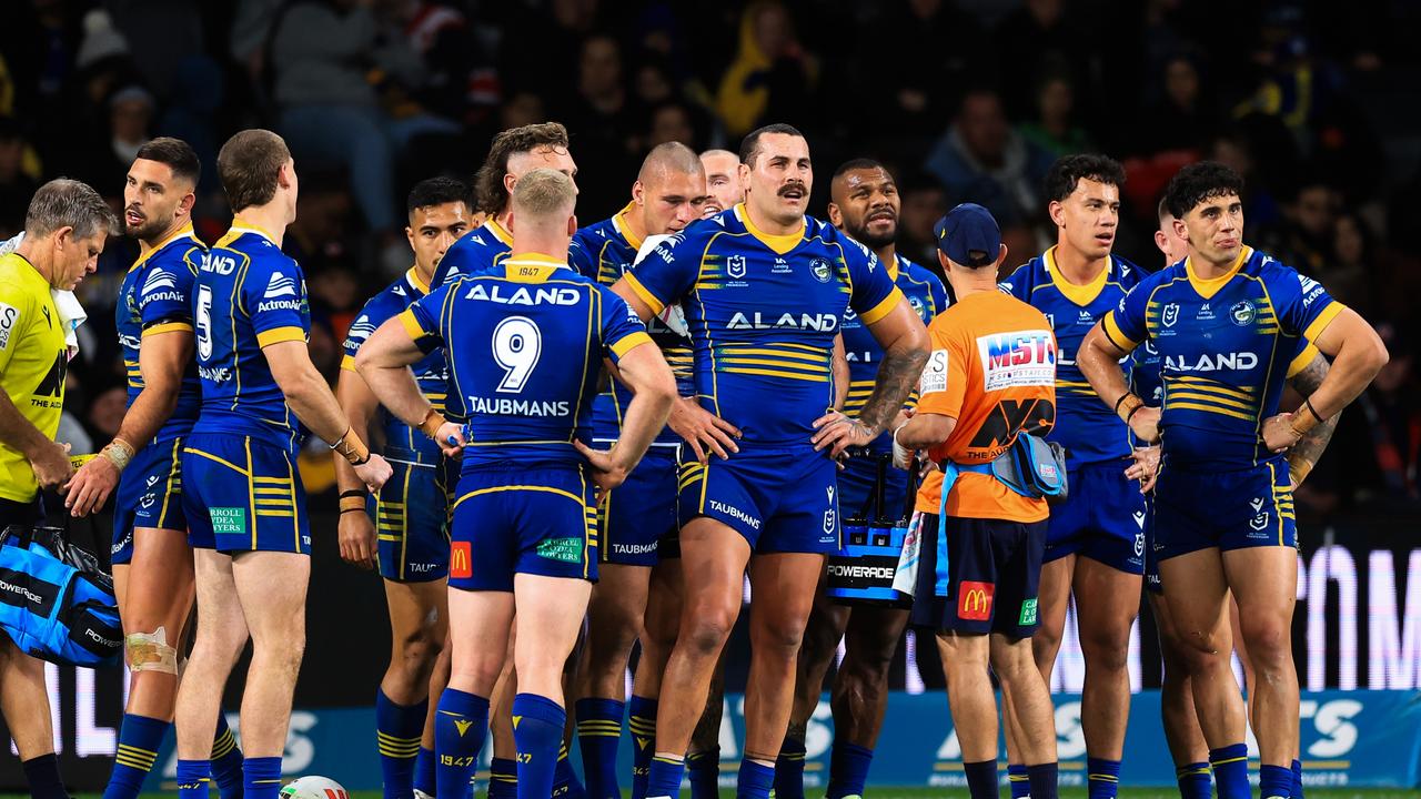 SYDNEY, AUSTRALIA - AUGUST 18: Eels players look on after a Roosters try during the round 25 NRL match between Parramatta Eels and Sydney Roosters at CommBank Stadium on August 18, 2023 in Sydney, Australia. (Photo by Mark Evans/Getty Images)