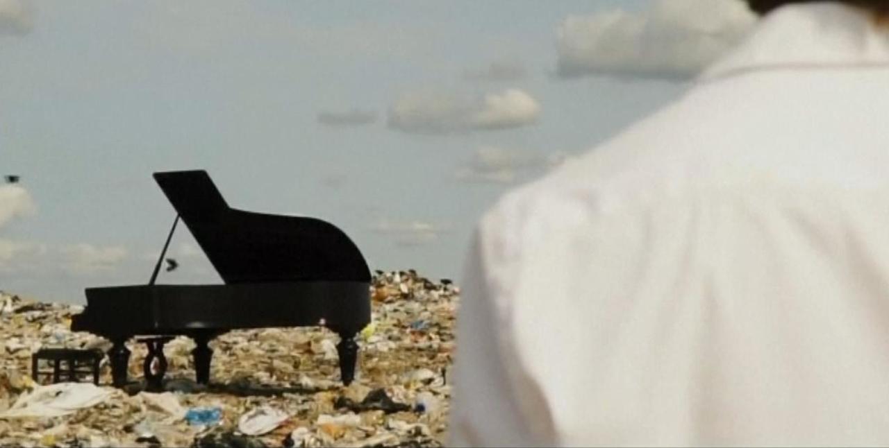 Russian pianist puts on garbage performance