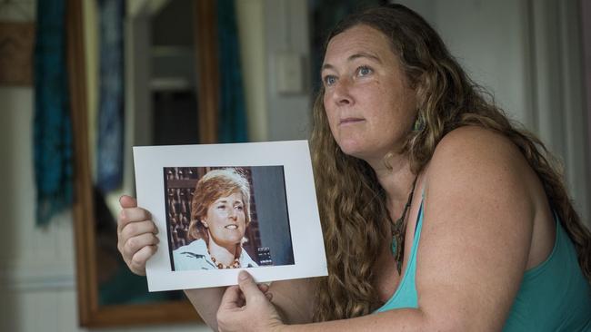 Shanelle Dawson holding a picture of mother Lynette. Picture: John Wilson