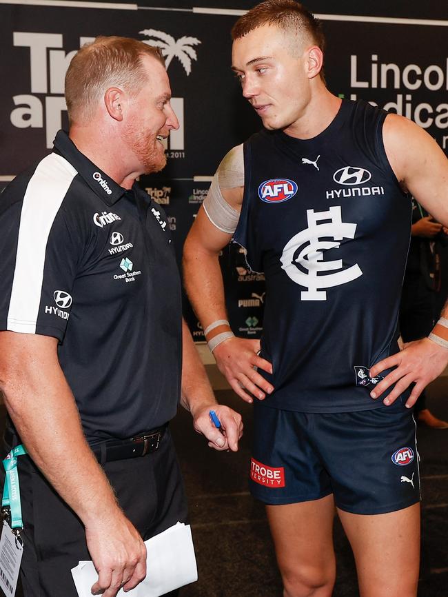 Michael Voss chats to Patrick Cripps after Carlton’s victory over Richmond.