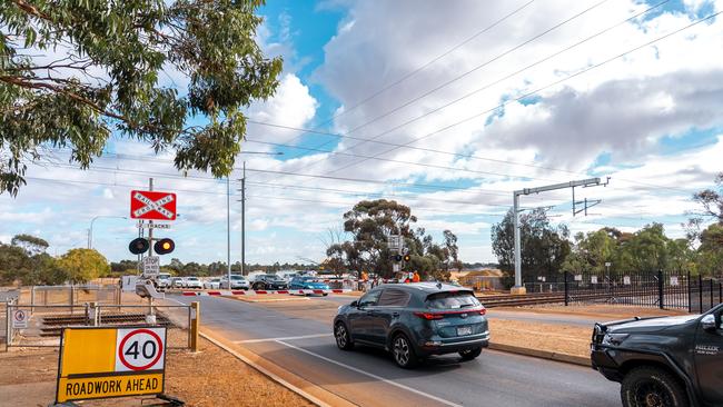 The state and federal government will invest $250 million to remove the level crossing and install grade separation on Curtis Road at Munno Para, to improve congestion and traffic in the northern suburbs.