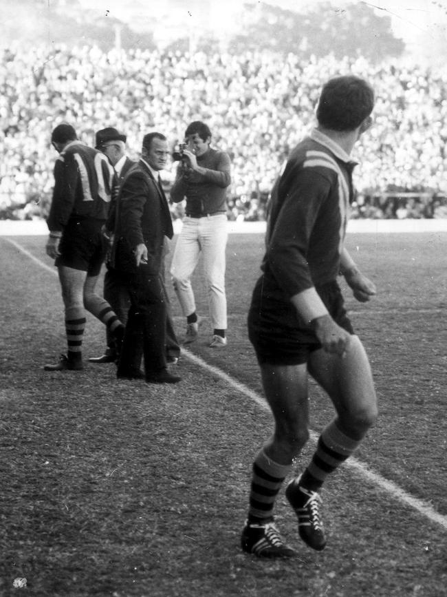 Australian coach Arthur Summons yells instructions to Brothers great Col Weiss. Pic News Limited. Historical Rugby League