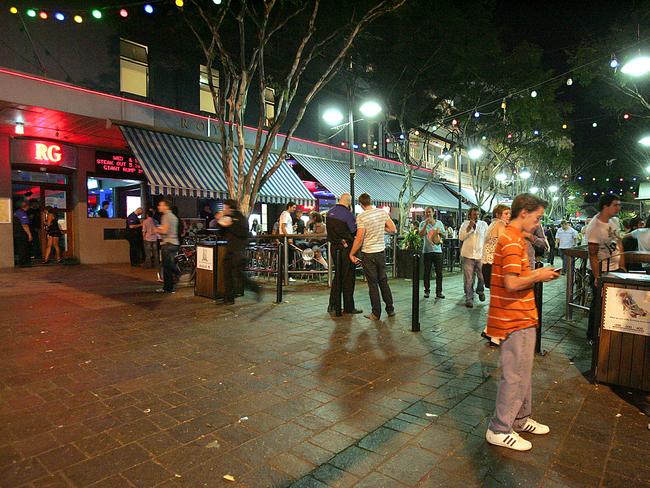 Scanners, which have been introduced by the Palaszczuk Government to curb alcohol-related violence, must be operated by a licenced security guard who is hired on a minimum of four hour shift.