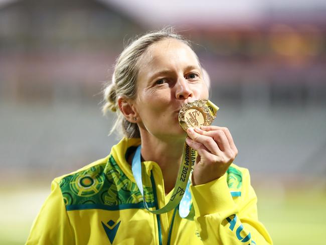 Lanning celebrates with her Commonwealth Games gold medal in 2022. Picture: Getty