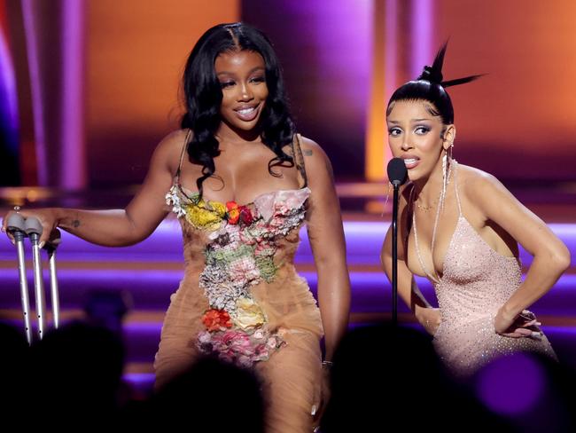 SZA and Doja Cat accept the Best Pop Duo/Group Performance award for Kiss Me More. Picture: Getty Images