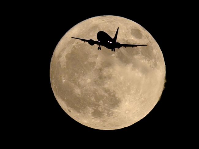 OCTOBER 20, 2002 : Airliner is silhouetted against a full moon in Tempe, Arizona 20/10/92.Aviation / Aircraft / Plane