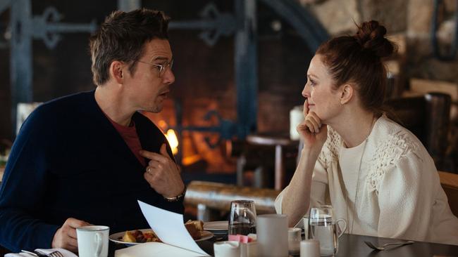Ethan Hawke and Julianne Moore in Maggie's Plan.