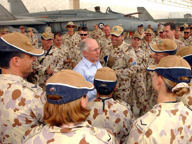 MAY, 2003 : In Iraq, PM John Howard meets Royal Australian Air Force personnel serving in the Middle East on Operation Falconer, Australia's contibution to the Coalition campaign, 05/03. Pic WJG. Australian Armed Forces