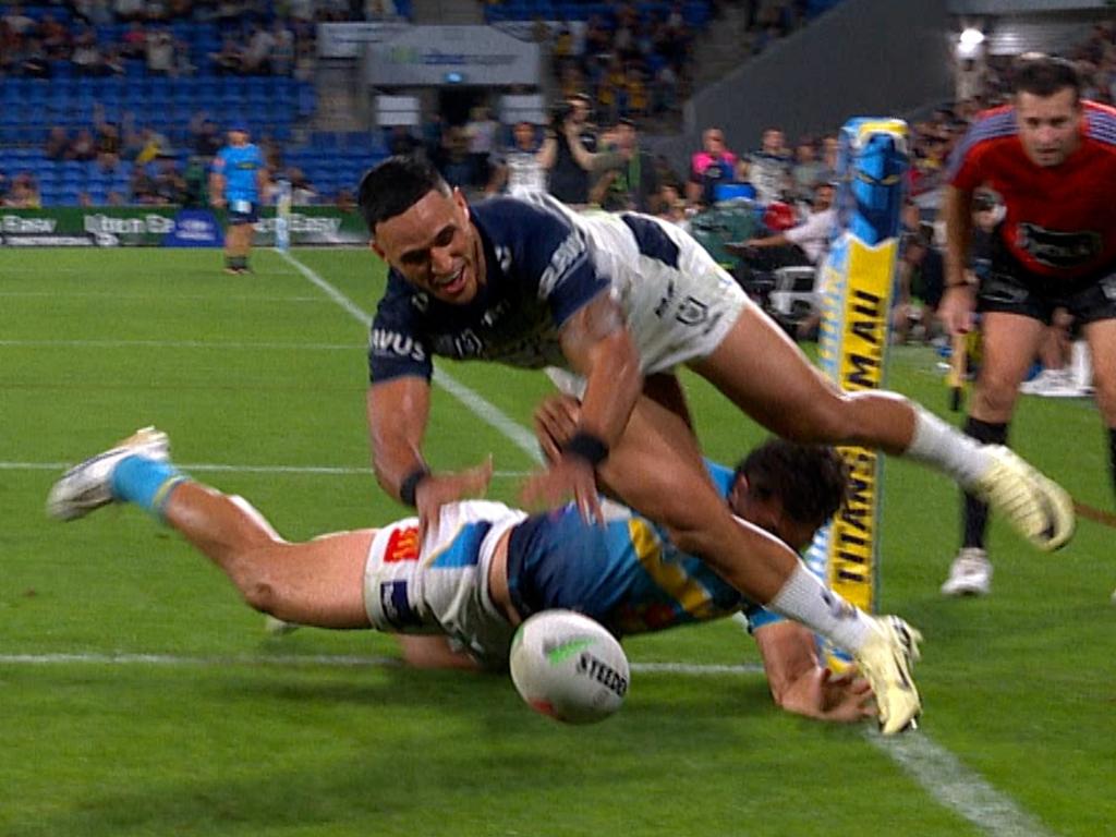 Valentine Holmes bombed the try.