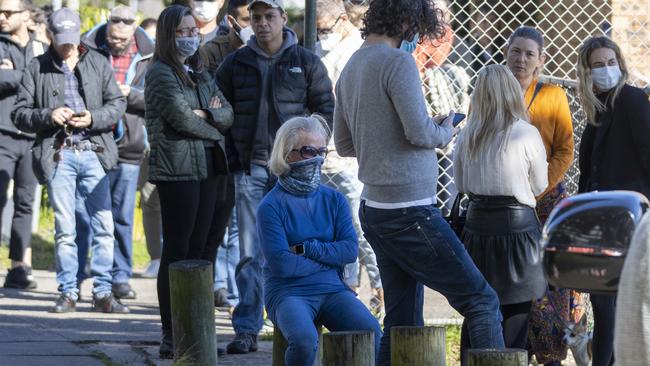 People are seen lining up at a pop-up COVID-19 testing clinic in Rushcutters Bay. Picture: Jenny Evans/Getty Images