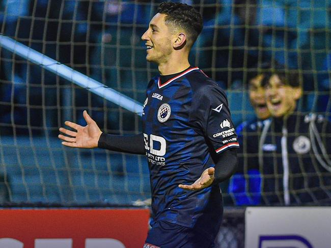 Damian Iaconis in action for Dandenong City.