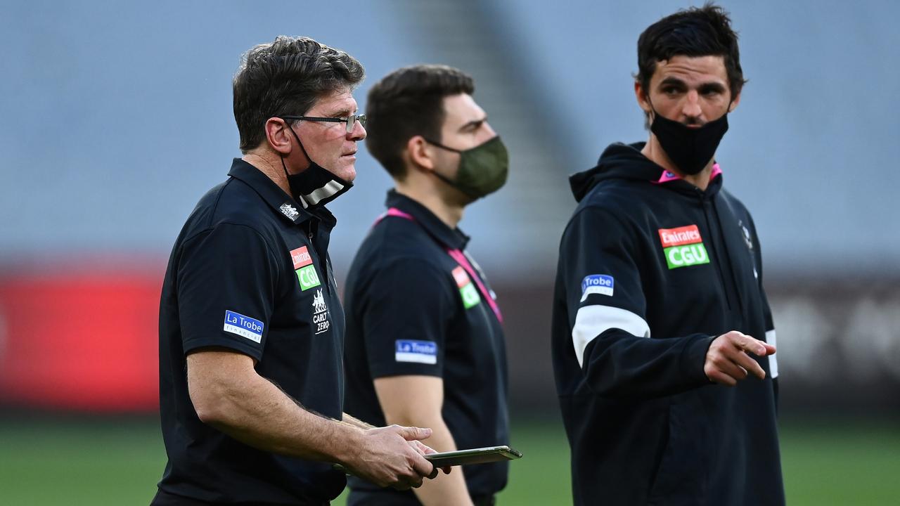 Robert Harvey talks to Scott Pendlebury during the Pies’ 16th loss of the season.