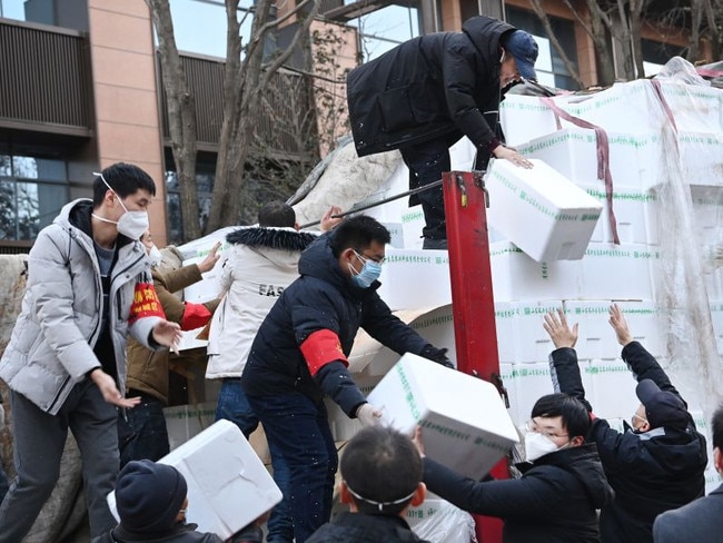 Subdistrict office staff have been carry daily necessities to be delivered to households under closed-off management in Xi'an.