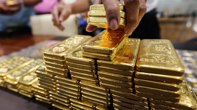 An employee arranges one kilogram gold bars for a photograph at the YLG Bullion International Co. headquarters in Bangkok, Thailand, on Wednesday, Jan. 13, 2016. Thailand's biggest buyer of gold will boost purchases by about 25 percent to 160 tons this year, said chief executive officer Pawan Nawawattanasub. Photographer: Dario Pignatelli/Bloomberg