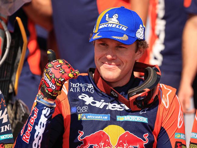 Red Bull KTM Factory Racing's Australian pilot Daniel Sanders celebrates after winning the Dakar Rally 2025, between Shubaytah and Shubaytah, Saudi Arabia, on January 17, 2025. (Photo by Valery HACHE / AFP)