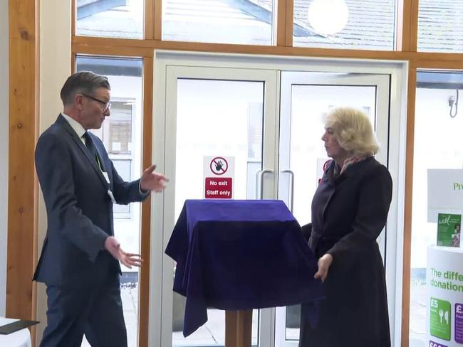 Queen unveils plaque and cuts cake in Swindon hospice