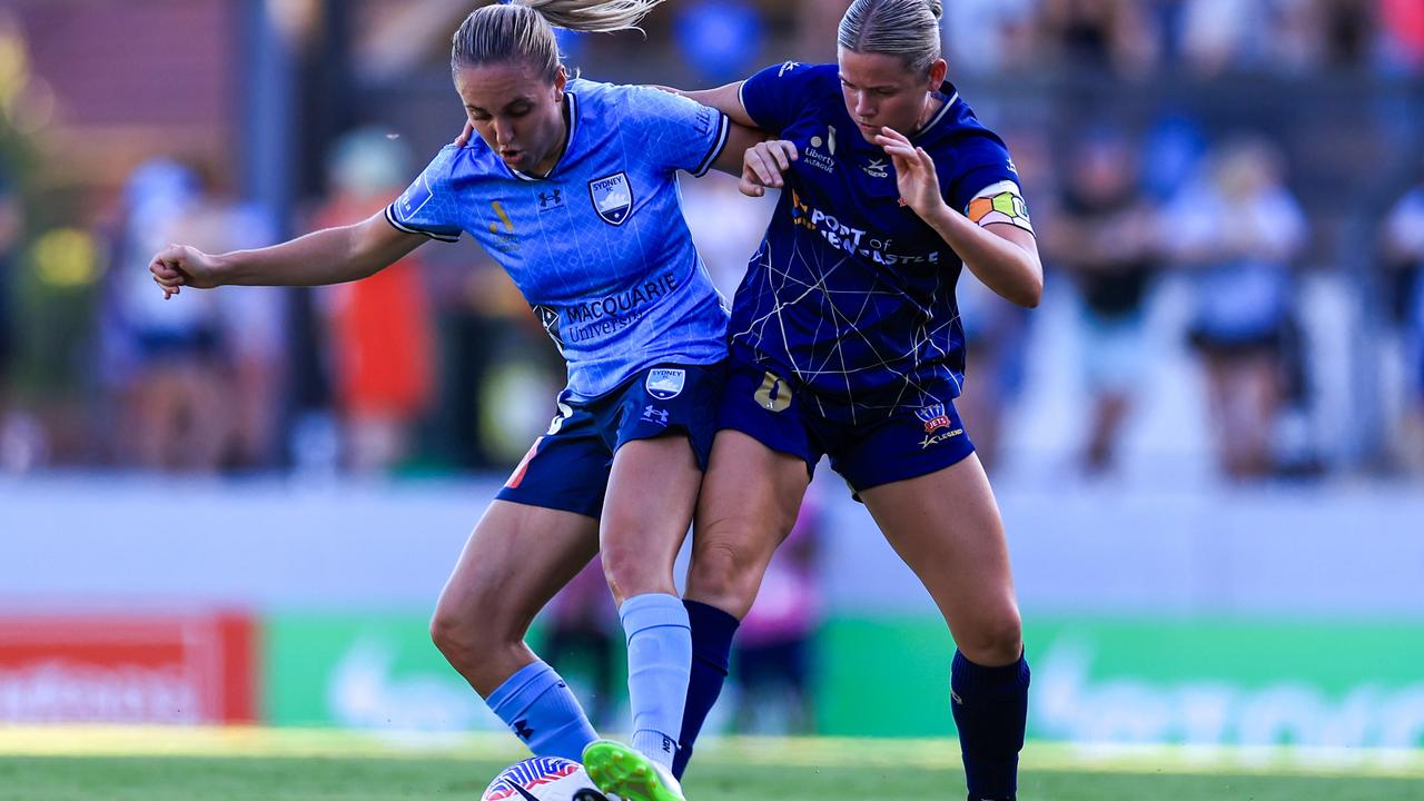 SYMackenzie Hawkesby of Sydney FC and Cassidy Davis of the Jets compete for the ball. Picture: Mark Evans/Getty Images.