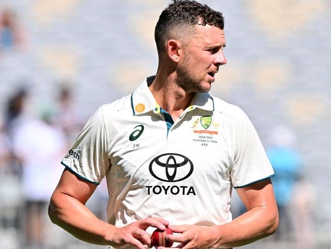 Australia's Josh Hazlewood prepares to bowl on day three of the first Test cricket match between Australia and India at Optus Stadium in Perth on November 24, 2024. (Photo by SAEED KHAN / AFP) / -- IMAGE RESTRICTED TO EDITORIAL USE - STRICTLY NO COMMERCIAL USE --