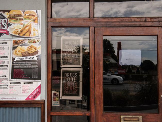 A liquidation notice has been placed on the front door of Hog's Breath steakhouse in Holden Hill. Photo: Morgan Sette 