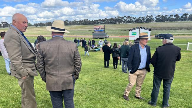 Hamilton Cup Races 2022 - Guests gather across the green fields waiting for the races to commence.