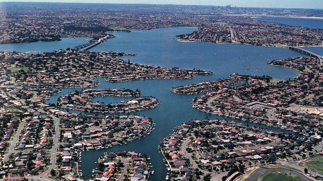 Sylvania Waters, where canals need dredging owing to build up of silt, 28/02/99. NSW