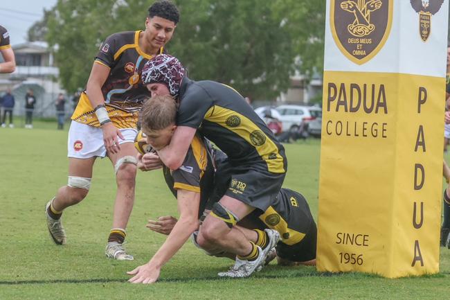 Tom O’Regan scores the dagger, with Ikimata-Lavea watching on.