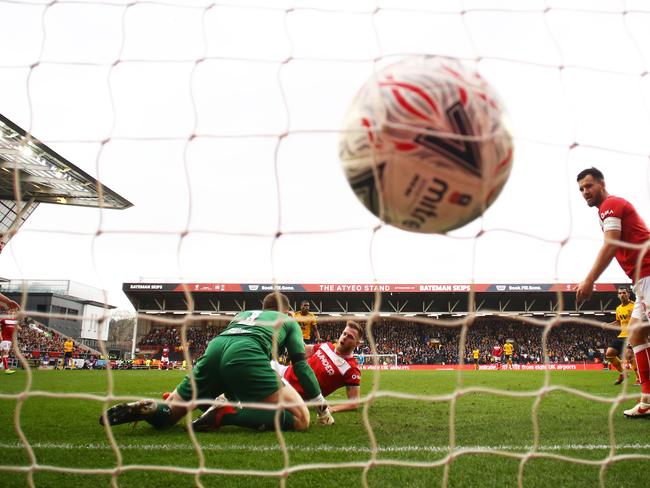 BRISTOL, ENGLAND - FEBRUARY 17:   Goalkeeper Frank Fielding and Tomas Kalas of Bristol City fails to stop Ivan Cavaleiro of Wolverhampton Wanderers (C) from scoring his team's first goal during the FA Cup Fifth Round match between Bristol City and Wolverhampton Wanderers at Ashton Gate on February 17, 2019 in Bristol, United Kingdom. (Photo by Richard Heathcote/Getty Images) *** BESTPIX ***