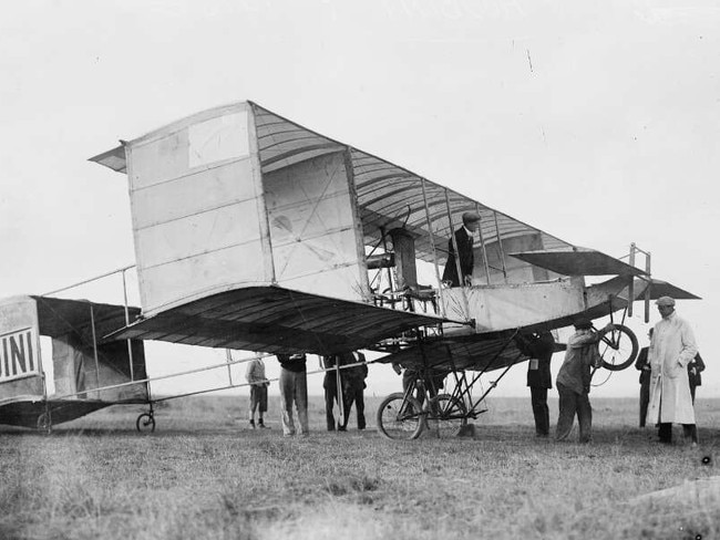 Ground crew preparing escape artist Harry Houdini's Voisin Biplane, Diggers Rest, Victoria, March 1910. Courtesy National Library of Australia Please Credit