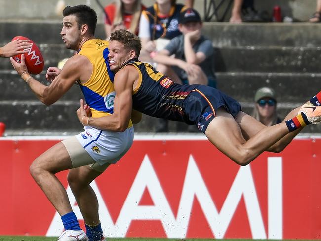 Elliot Yeo shrugs off Mitch Hinge. Picture: Mark Brake/Getty Images