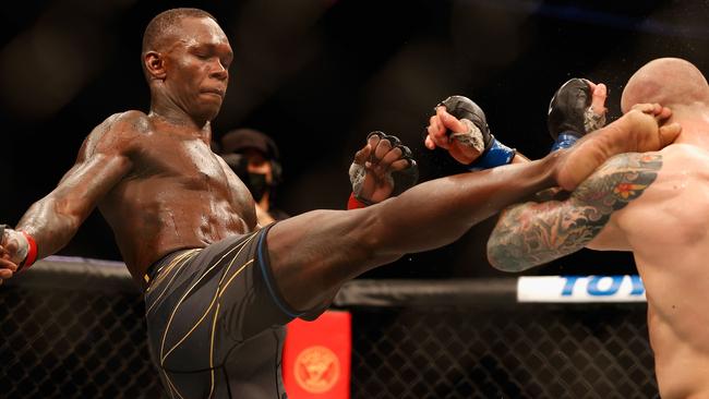 Adesanya lands a kick to Vettori’s head during his five-round shut out