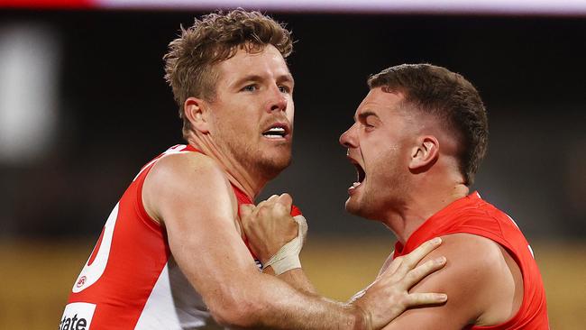 MELBOURNE . 17/09/2022. AFL.  2nd Preliminary Final . Sydney Swans vs Collingwood at the SCG.  Sydneys Tom Papley and  Luke Parker celebrate after the final siren   . Picture by Michael Klein