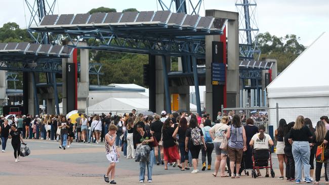 The massive queue wrapped around the venue. Picture: NCA NewsWire / Gaye Gerard