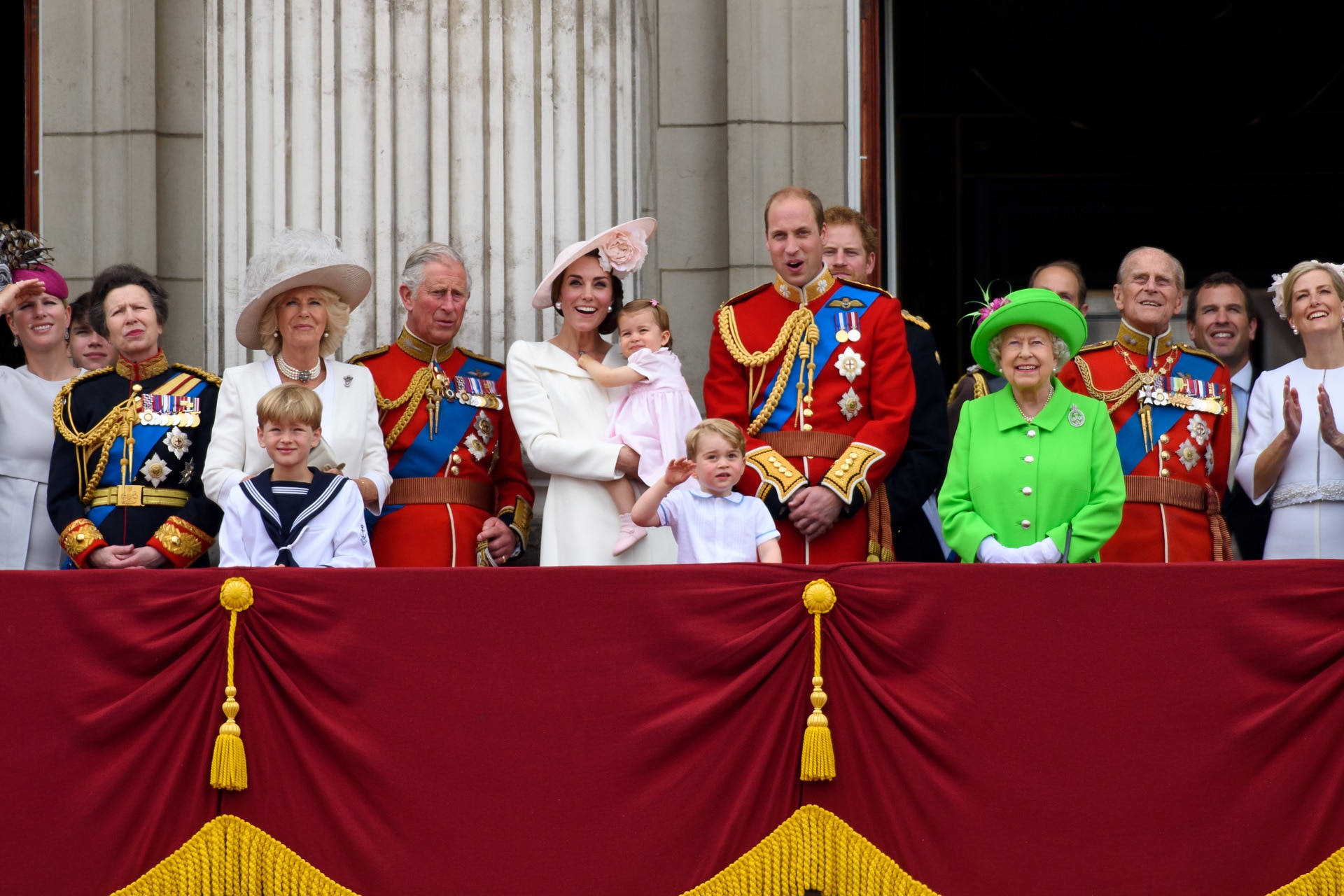 Royal family. Королевская семья Великобритании 1990-е. Внуки Елизаветы 2 королевы Великобритании. Елизавета II И Королевская семья. Королевская семья Великобритании.