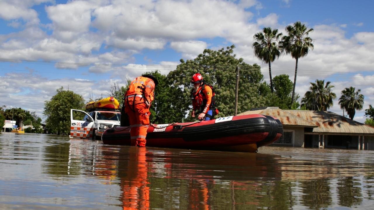 NSW Floods: Forbes’ Locals Seek Refuge In Cars As Clean Up Begins ...