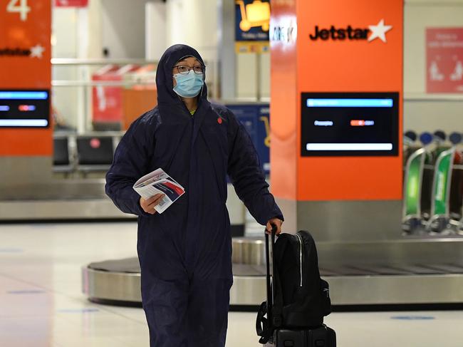 SYDNEY, AUSTRALIA - NCA NewsWire Photos AUGUST, 6, 2020: Passengers from Jetstar flight JQ510 from Melbourne collect baggage on arrival at Sydney Airport in Sydney. Picture: NCA NewsWire/Joel Carrett