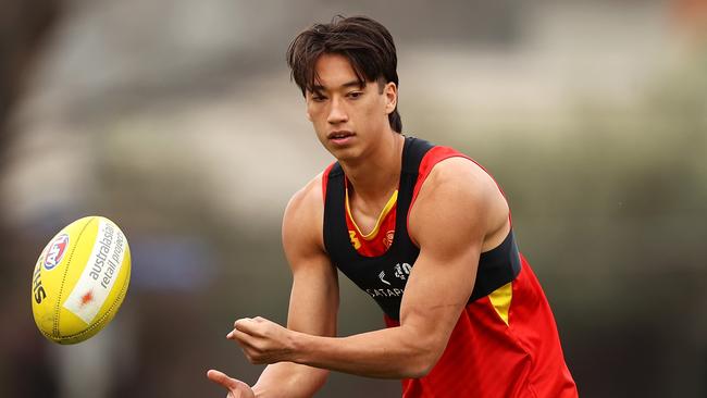 MELBOURNE, AUSTRALIA – AUGUST 20: Alex Davies passes during a Gold Coast Suns AFL training session at Gosch's Paddock on August 20, 2021 in Melbourne, Australia. (Photo by Robert Cianflone/Getty Images)