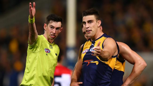 ‘You do know you’re at Subiaco, right?’ Elliot Yeo didn’t like the umpire’s decision. Picture: Getty Images