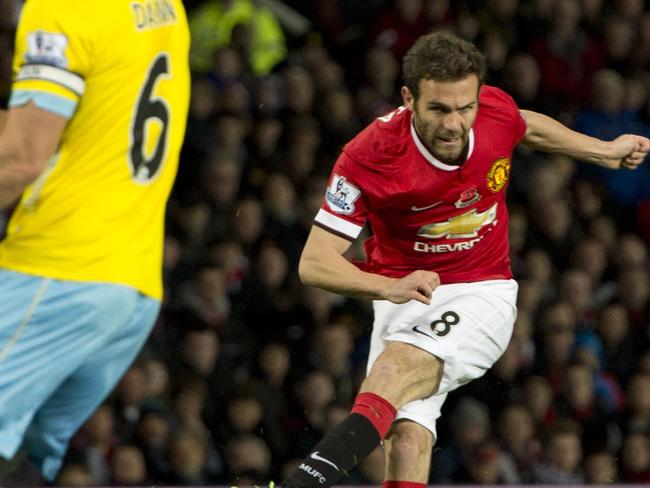 Manchester United's Spanish midfielder Juan Mata (R) scores his team's first goal during the English Premier League football match between Manchester United and Crystal Palace at Old Trafford in Manchester, north west England, on November 8, 2014. AFP PHOTO / OLI SCARFF RESTRICTED TO EDITORIAL USE. No use with unauthorized audio, video, data, fixture lists, club/league logos or “live” services. Online in-match use limited to 45 images, no video emulation. No use in betting, games or single club/league/player publications.