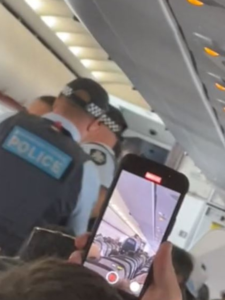 Woman Cheered Off Jetstar Flight At Gold Coast Airport Daily Telegraph 3707