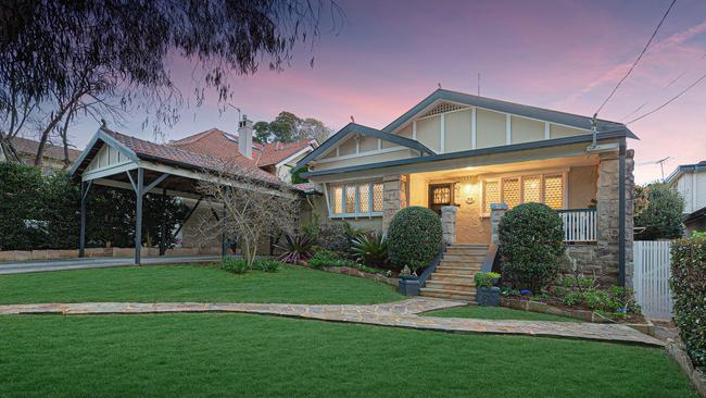 The nation’s top advised weekend sale was a record setting auction in Sydney’s Artarmon at $6,213,000.