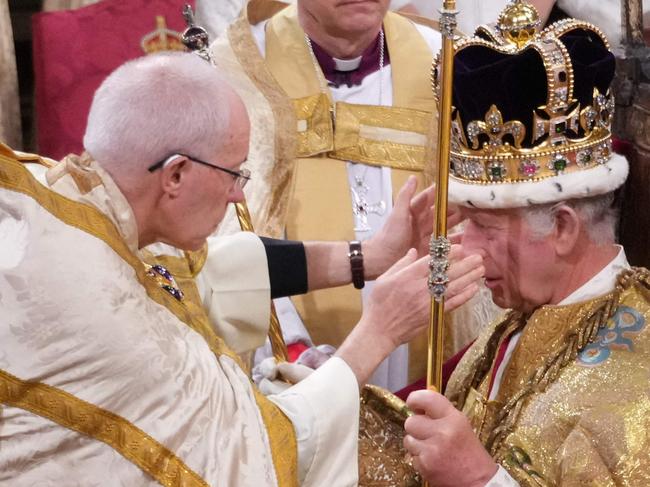 The Archbishop of Canterbury Justin Welby places the St Edward's Crown onto the head of Britain's King Charles III during the Coronation Ceremony inside Westminster Abbey in central London on May 6, 2023. - The set-piece coronation is the first in Britain in 70 years, and only the second in history to be televised. Charles will be the 40th reigning monarch to be crowned at the central London church since King William I in 1066. Outside the UK, he is also king of 14 other Commonwealth countries, including Australia, Canada and New Zealand. Camilla, his second wife, will be crowned queen alongside him and be known as Queen Camilla after the ceremony. (Photo by Victoria Jones / POOL / AFP)