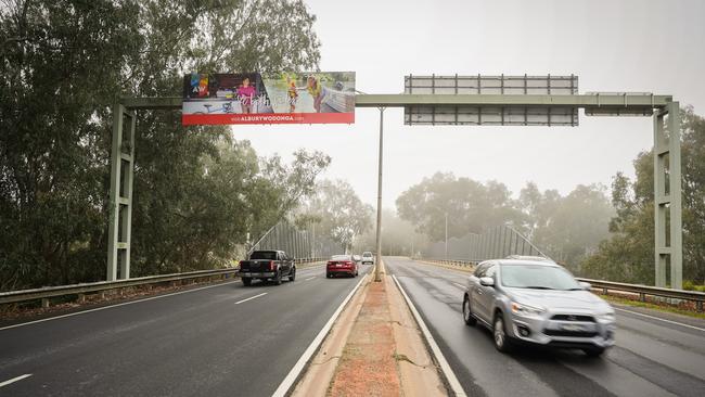 The NSW/Vic border will close at midnight. Picture: NCA NewsWire / Simon Dallinger