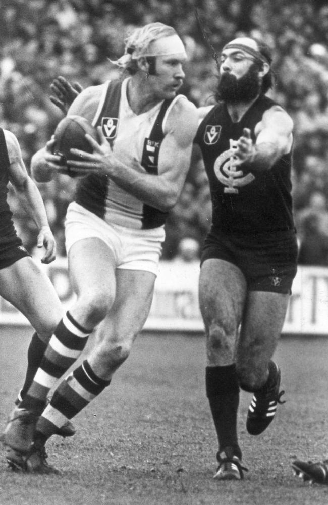 Ditterich in action for the Saints against Carlton’s Bruce Doull.