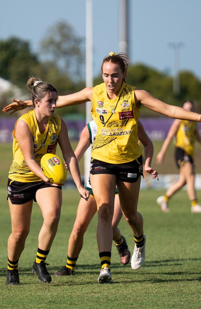 Eliza Hand (#9) for Nightcliff Tigers. Picture: AFLNT Media / Jack Riddiford.