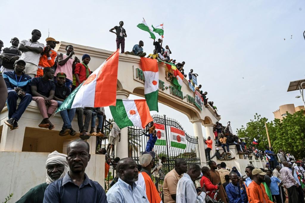 Pro-coup rally in Niger after leader warns against foreign intervention
