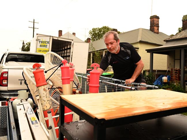 Windsor resident Dan Devine evacuates his home in Windsor. Picture: NCA NewsWire/Jeremy Piper