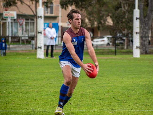 Tom Feldgen sends Old Peninsula into attack last season. Picture: Pearcey Photography