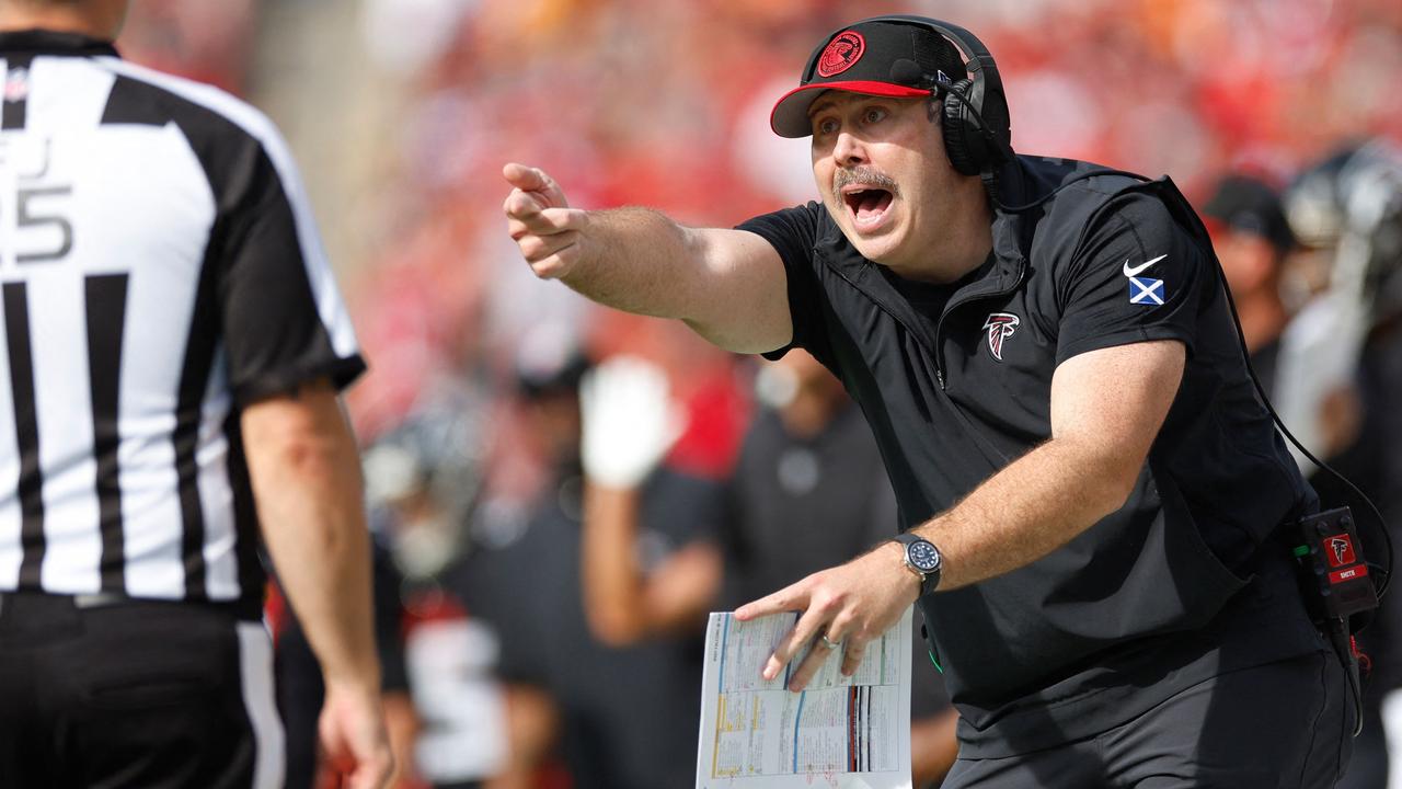 TAMPA, FLORIDA - OCTOBER 22: Head Coach Arthur Smith of the Atlanta Falcons argues with referees during the second half of the game against the Tampa Bay Buccaneers at Raymond James Stadium on October 22, 2023 in Tampa, Florida. Mike Ehrmann/Getty Images/AFP (Photo by Mike Ehrmann / GETTY IMAGES NORTH AMERICA / Getty Images via AFP)