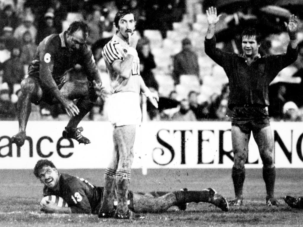 Referee Barry Gomersall about to award try to Greg Dowling during NSW v Queensland State of Origin match at SCG in Sydney in 1984.