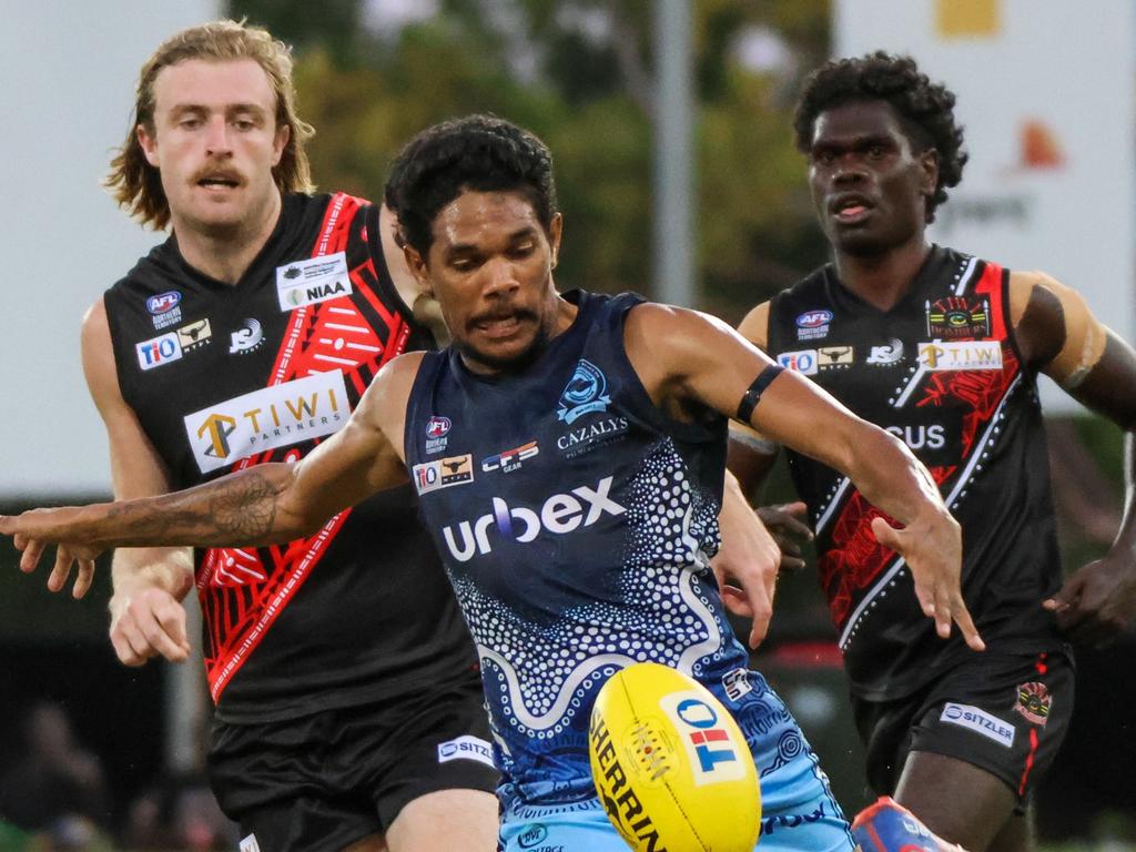 Liam Holt-Fitz on the run for the Darwin Buffaloes against the Tiwi Bombers in the 2022-23 NTFL season. Picture: Celina Whan / AFLNT Media